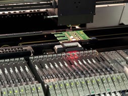 SMD-Bestückungsautomat_190px Elektronikfertigung und EMS Dienstleistungen von Flachbaugruppen